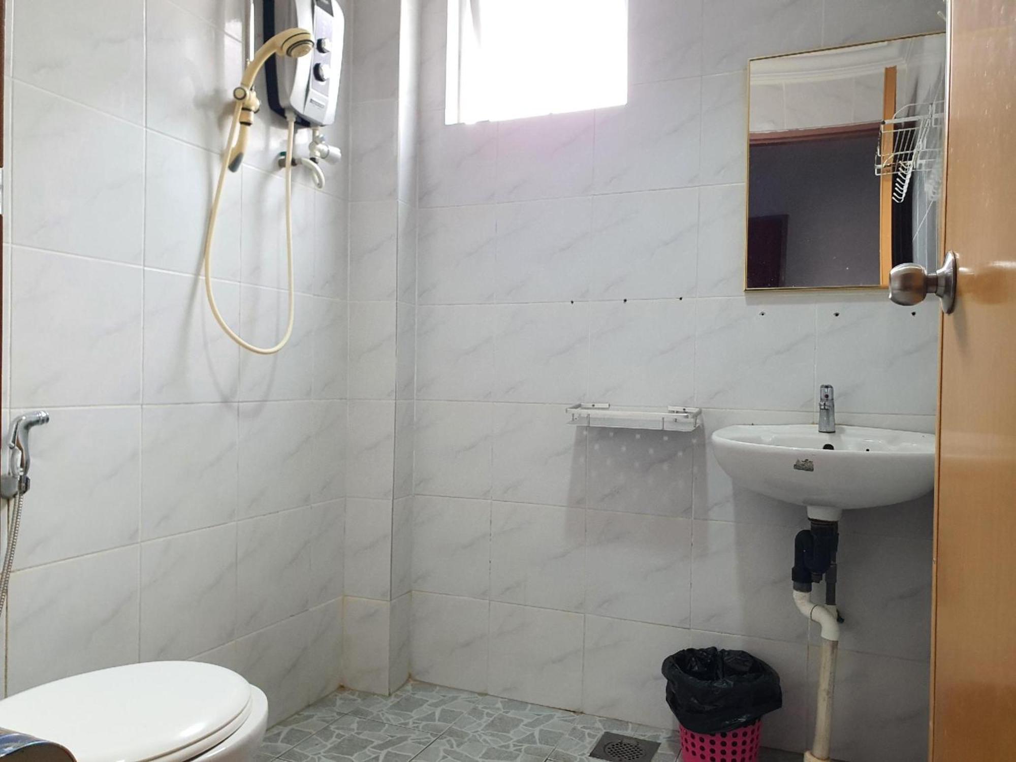 Oyo 90964 Melody 88 Inn Мири Екстериор снимка